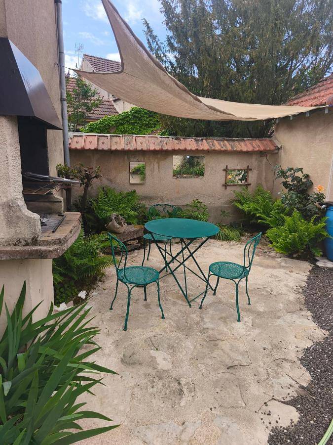 Appartement de vacances entier, Double Room with Garden View in Sancoins, Saint-Amand-Montrond