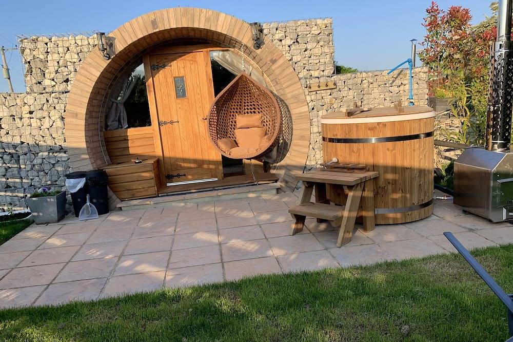 Entire apartment, Cosy escape heated luxury pod with hot tub in Minster-on-Sea, Kent