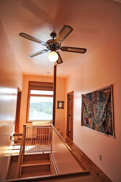 Eine Cozy Br und eine separate große Br, die auf einem Deck mit Blick auf die Berge öffnet in Pinos Altos, Gila National Forest