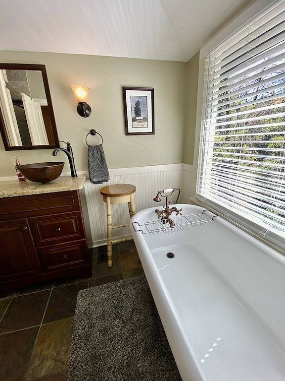 Cozy historic cottage in the woods. 10 minute walk to town in Tryon, Polk County NC