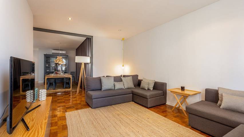 Holiday apartment for 14 people, with balcony in Porto