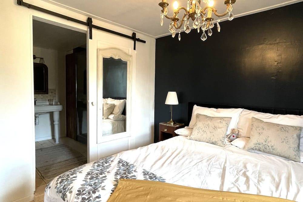 Laid Back Luxury in a Stunning Village, Walking Distance to Restaurants in Port-d'Envaux, Région de Saintes
