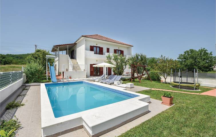 Reizende 188 m² große Wohnung mit Pool, Terrasse und WLAN in Dalmatinisches Zagora