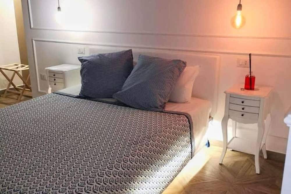 Triple Room 'Orchidea Celeste' with Sea View, Wi-Fi and Air Conditioning in Manfredonia, Gargano