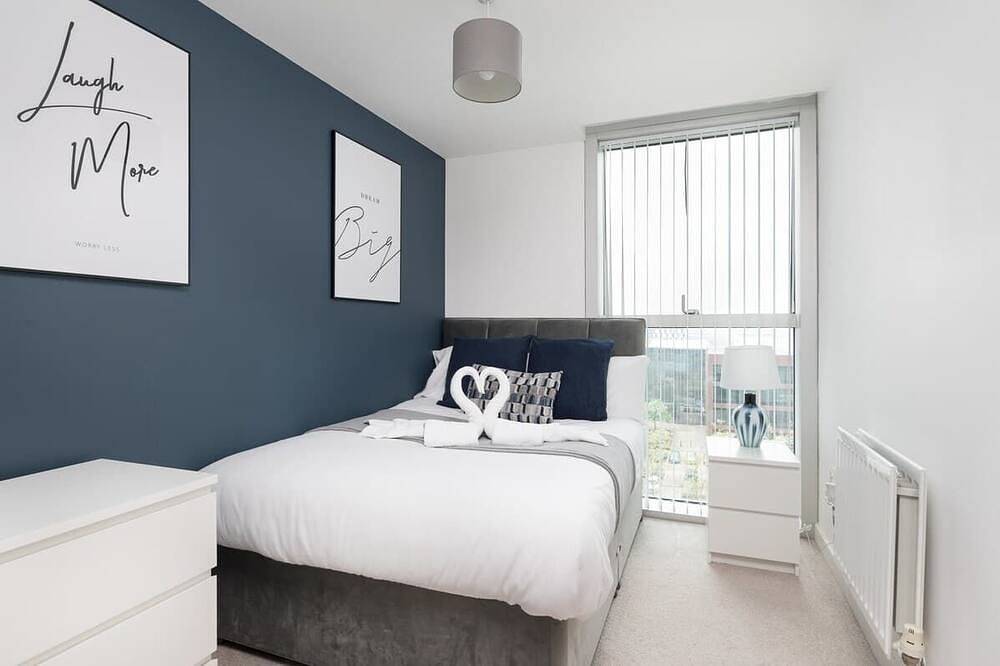 Entire apartment, 2Br| Free Parking | Walk to Shops, Centre & Xscape in Milton Keynes, South East England