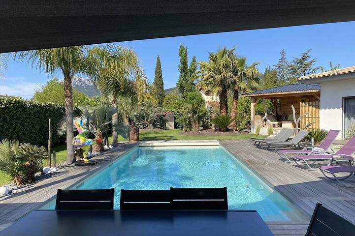 Location de vacances pour 8 personnes, avec Jacuzzi ainsi que Terrasse et Jardin à Solliès-Ville