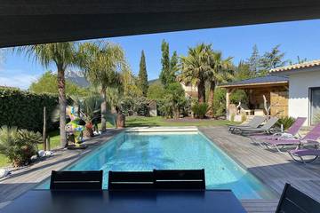 Gîte pour 8 personnes, avec terrasse et jardin à Solliès-Ville