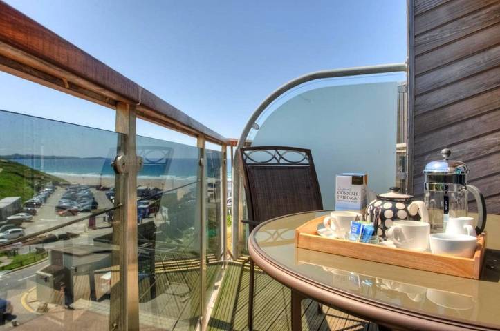 Apartment for 4 people, with Balcony and Terrace as well as View in Watergate Bay
