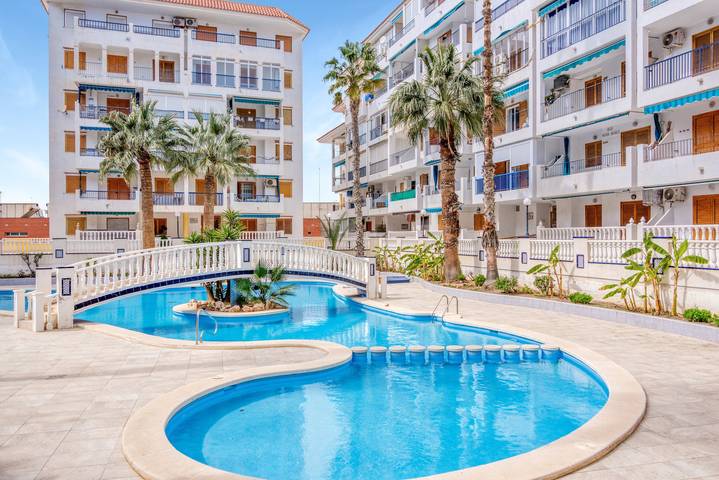 Entire apartment, Apartment 'Playa La Mata' with Shared Pool, Wi-Fi and Air Conditioning in Torrevieja, Costa Blanca