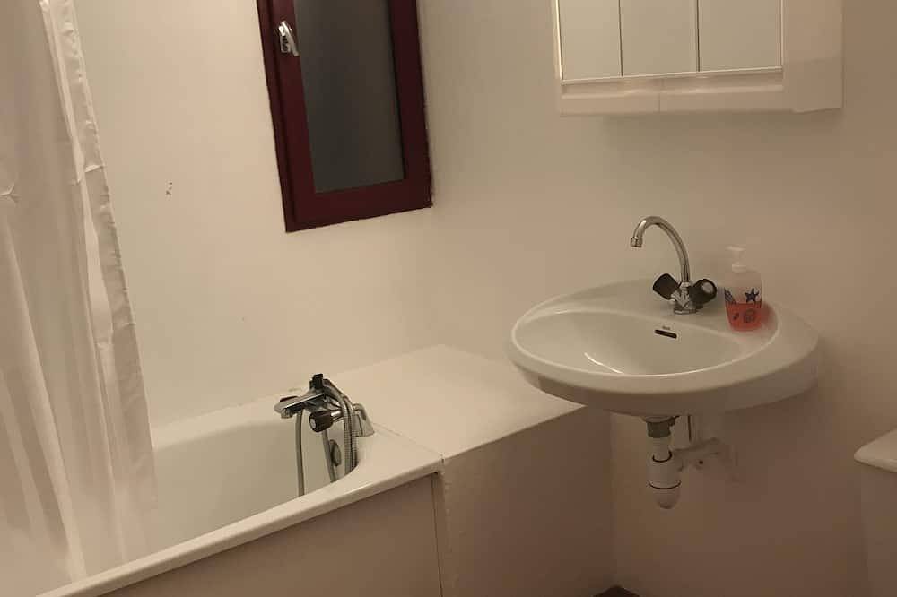 Entire apartment, Hautes-Pyrénées Studio, quiet building, private parking, near the center in Luz-Saint-Sauveur, Pyrenees National Park