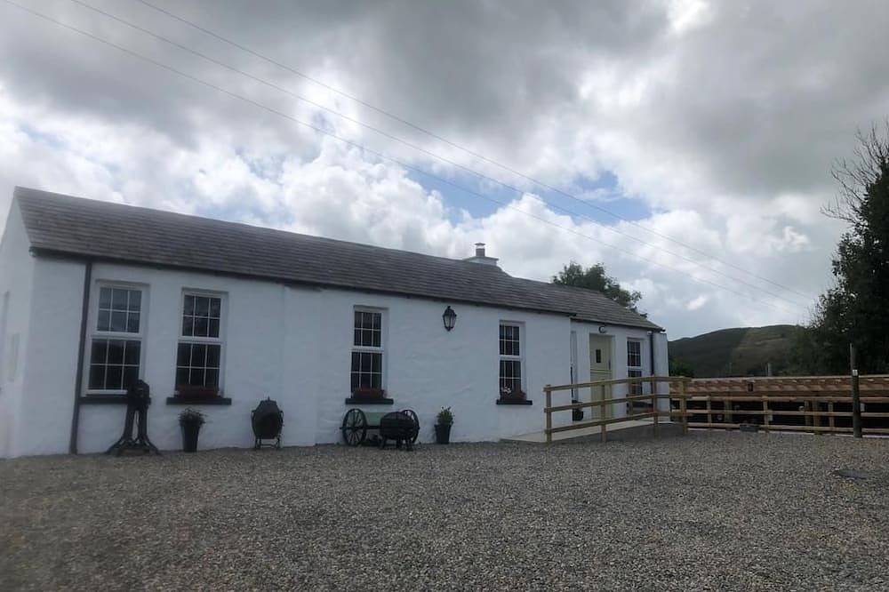 Cozy Irish Cottage situated in the heart of Slieve Gullion w/hot tub & fire pit. in County Armagh