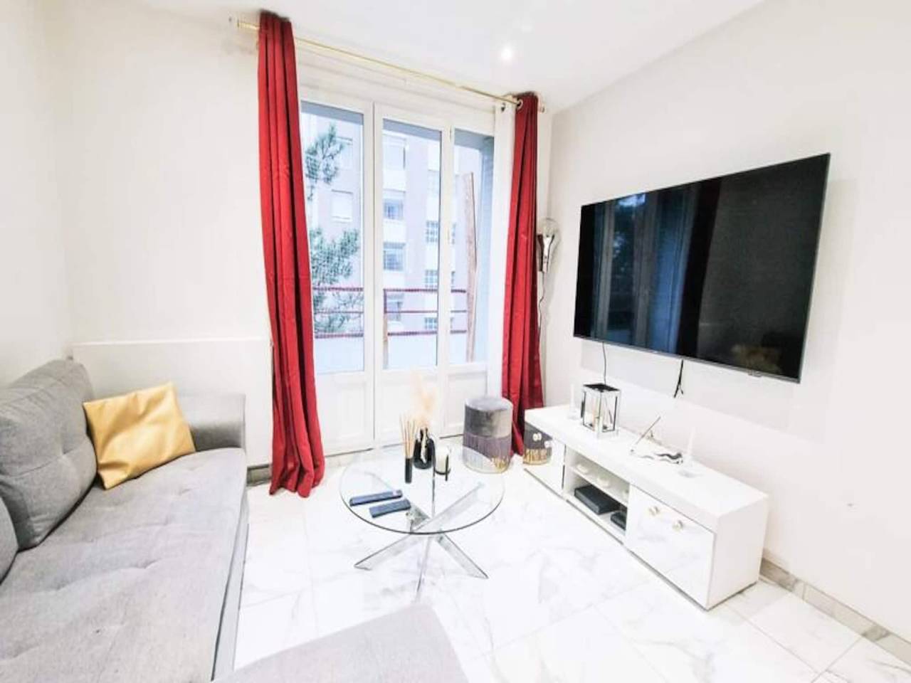 Appartement entier, Le majordome monochrome in L'Isère, Isère