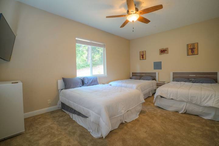 Vacation house for 15 people, with yard in Shaver Lake