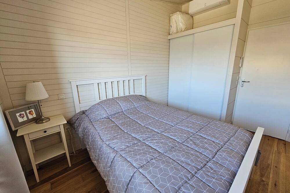 Chalet Front De Mer Entierement Climatise in Gruissan (Ville), Gruissan