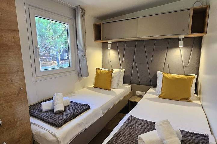 Lama 1076 Mobile Home - Luxury & Peace and Quiet at Soline Campground in Biograd na Moru, Region de Zadar