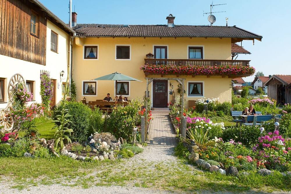 Ganze Wohnung, Oma's Welt - ****Fewo, Og, 55 qm, 2 - 5 Pers, komb. Wohn-/Schlafzi. + sep. Schlafzi. in Grabenstätt, Chiemsee