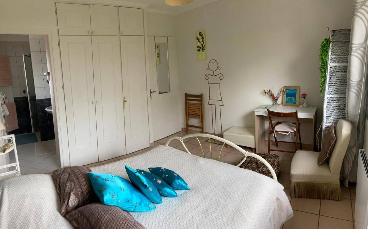 Double Room with Private Bathroom in Magny-les-Hameaux, Parc naturel régional de la Haute Vallée de Chevreuse