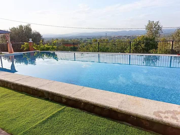 Albergue para 4 personas, con Balcón y Terraza además de Jardín y Piscina en Liria - 2