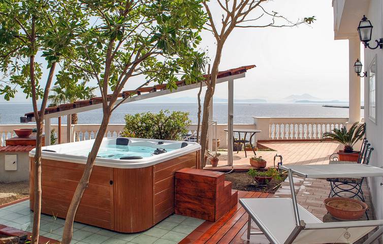 Location de vacances pour 6 personnes, avec terrasse, animaux acceptés dans Ischia - 2