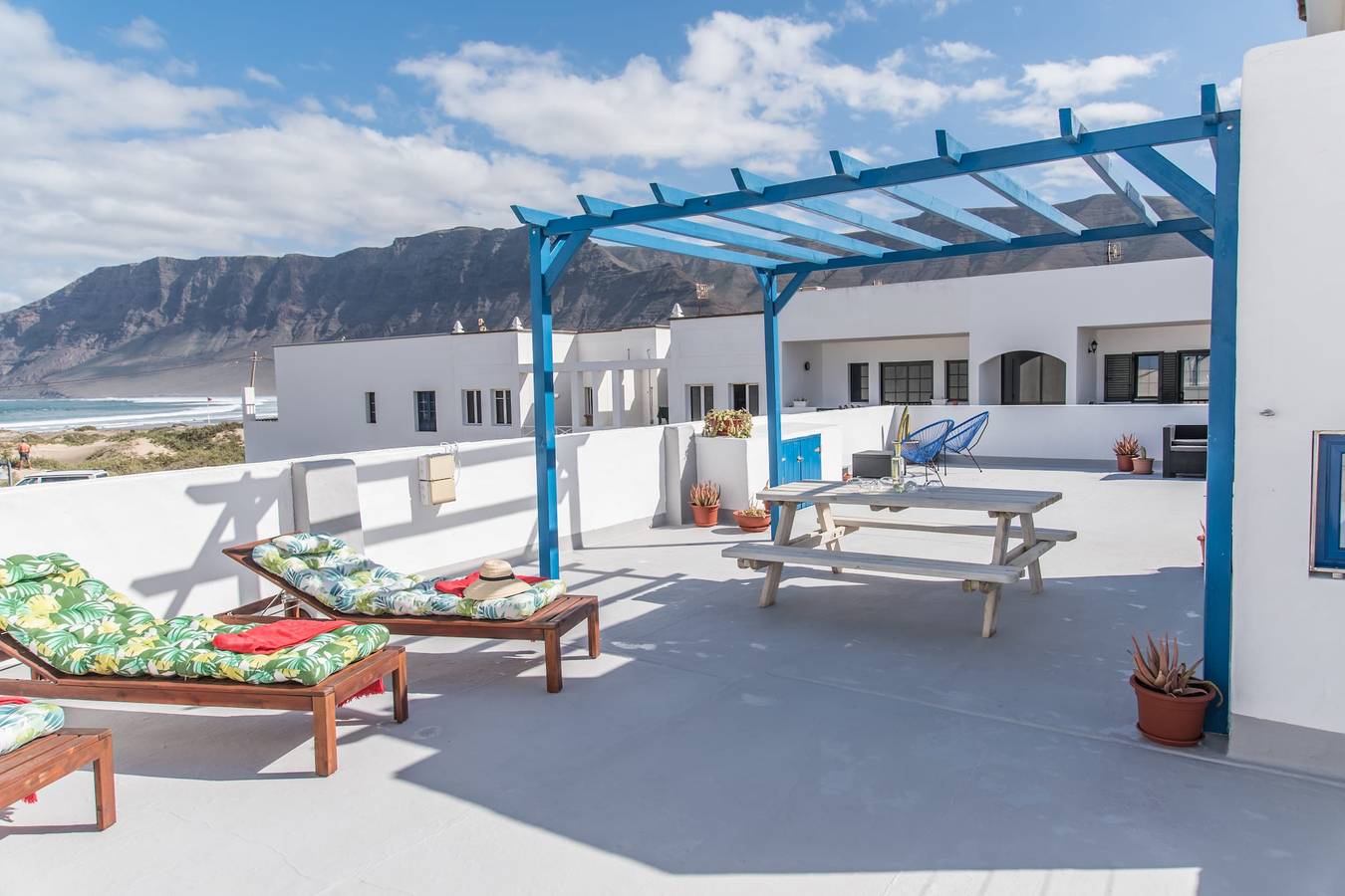 Apartamento entero, Casa Sandy Bay con azotea privada y vistas al mar in Playa Famara, Teguise