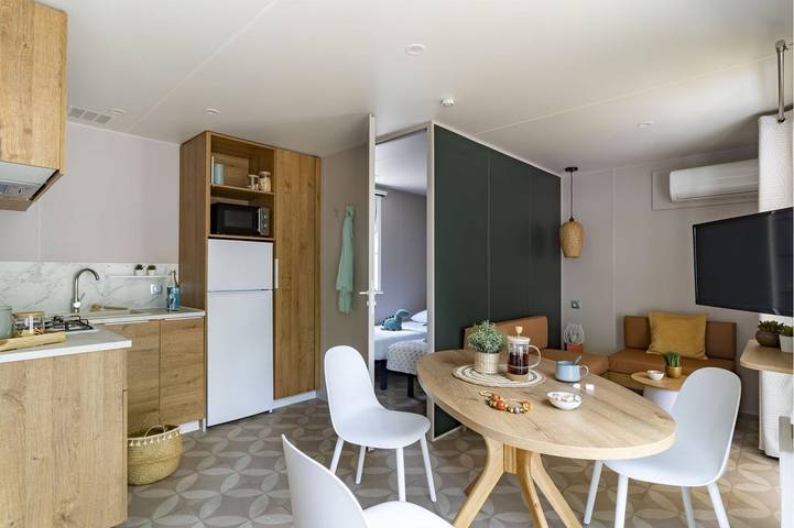 Mobil home pour 4 personnes, avec jardin ainsi que piscine et terrasse, adapté aux familles dans Plages des Cabanes de Fleury - 3