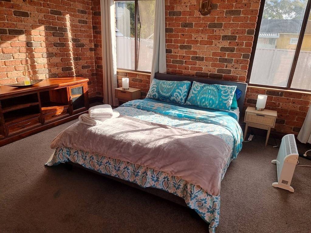 Pet Friendly\nlarge 3 Bedroom House \n2 Living Areas\nensuite & Outdoor Areas in Sydney, New South Wales