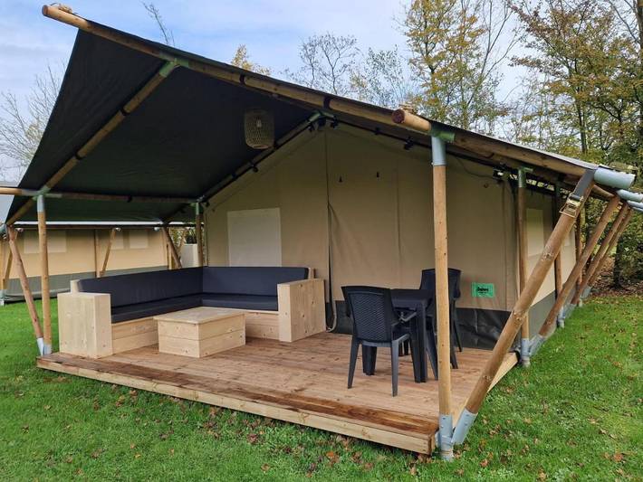 Camping für 4 Personen, mit Terrasse und Garten sowie Pool und Ausblick in Appelscha