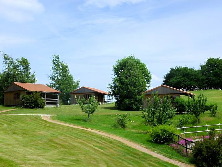 Chalet pour 6 personnes, avec terrasse ainsi que piscine et jardin dans le Cantal - 3