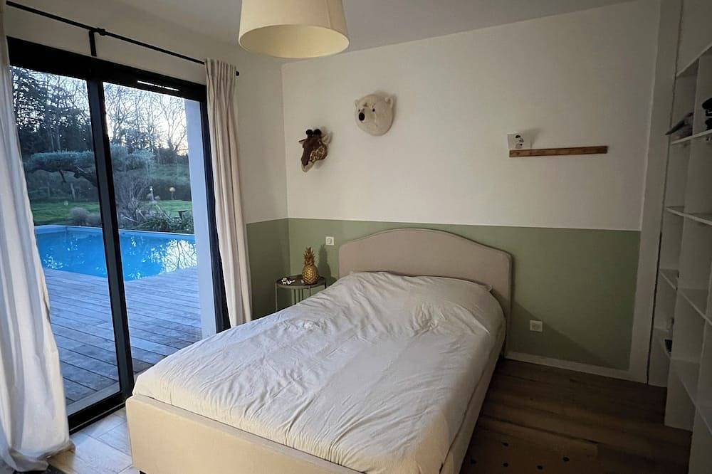 T5 villa with pool in Lahonce, Region de Bayona