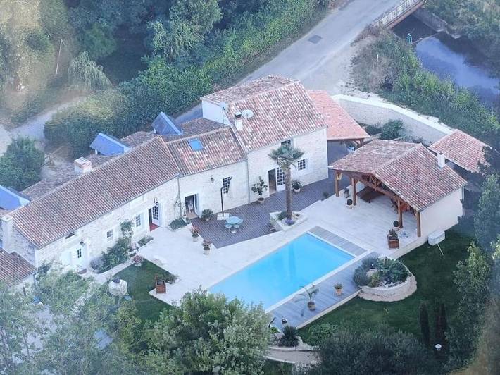 Cottage pour 12 personnes, avec piscine ainsi que jardin et vue à Doussay