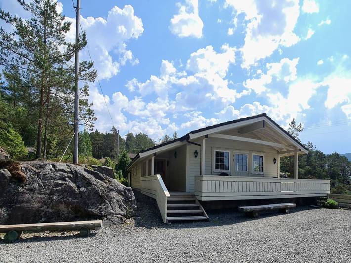 Feriehus for 5 personer, med hage på Vestlandet