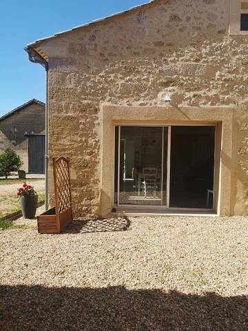 Location de vacances pour 9 personnes, avec vue et jardin à Petit-Palais-et-Cornemps