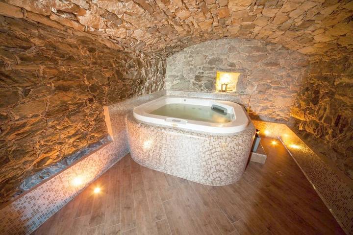 Gîte pour 4 personnes, avec sauna ainsi que jacuzzi et jardin dans Roisan - 4