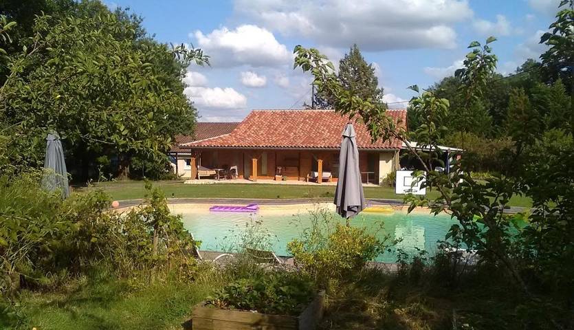 Location de vacances pour 3 personnes, avec jardin ainsi que vue et piscine à La Sauvetat-sur-Lède