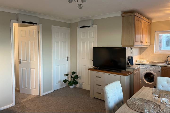 Beach Chalet - 2 Bedrooms - 4 Guests - Parking in Hemsby, Great Yarmouth