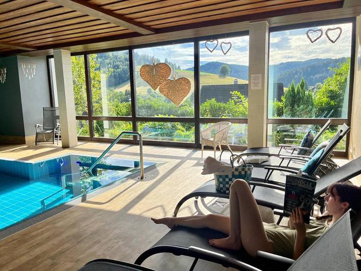 Chambre d’hôte pour 3 personnes, avec piscine ainsi que sauna et balcon