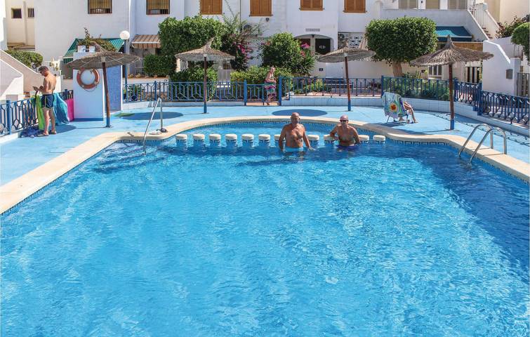 Apartamento vacacional entero, Refugio junto a la playa: Wi-Fi, piscina y terraza in El Chaparral, Torrevieja