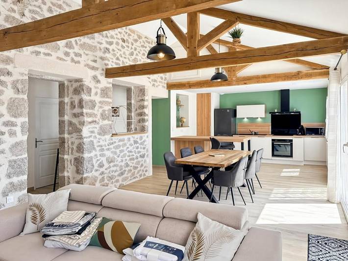 Location de vacances pour 4 personnes, avec jacuzzi et piscine ainsi que jardin et terrasse à Ladinhac