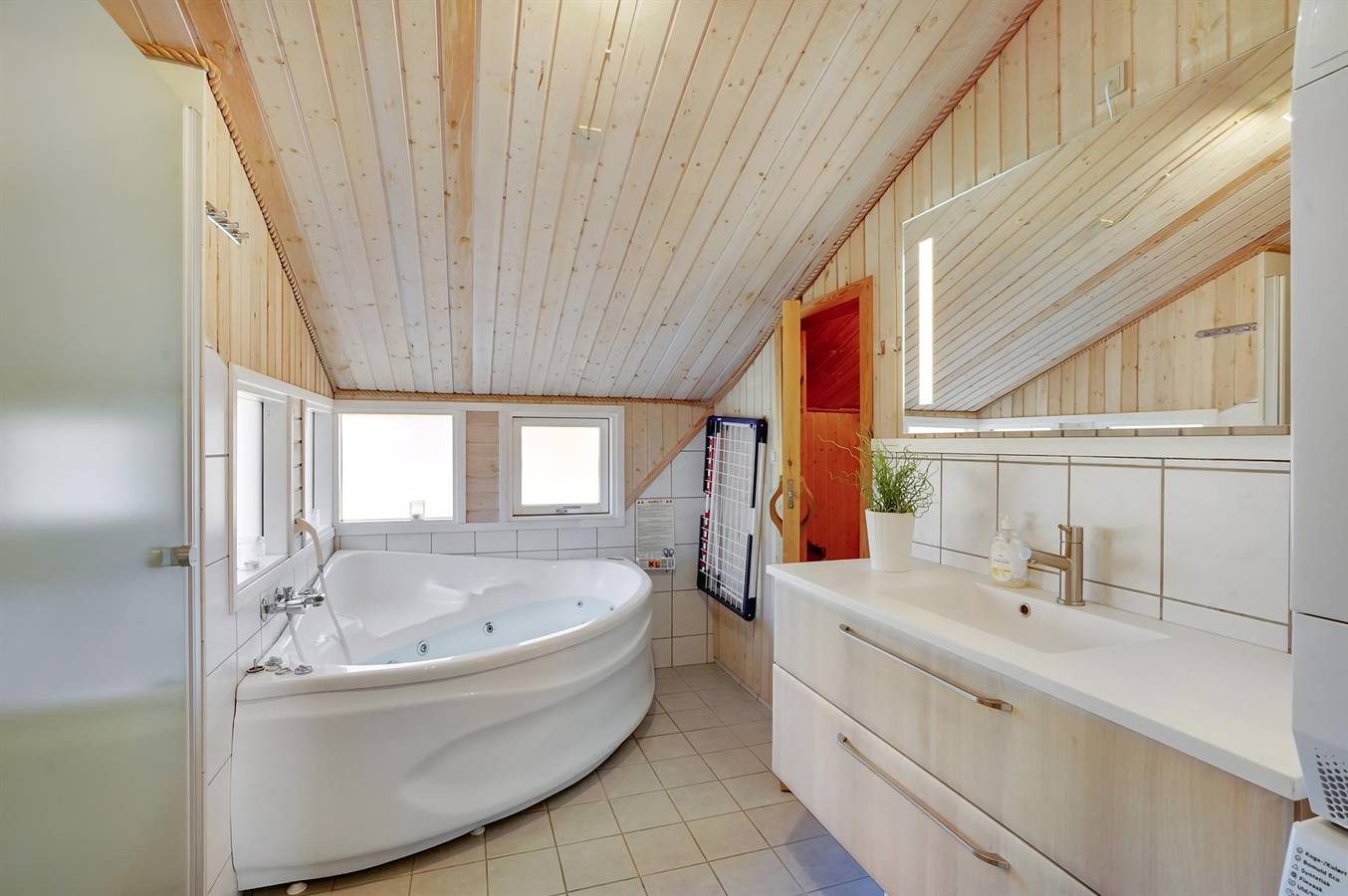 Stunning home in Fjerritslev w/ 4 Bedrooms, Sauna and Wifi in Thorup Strand, Jammerbugt
