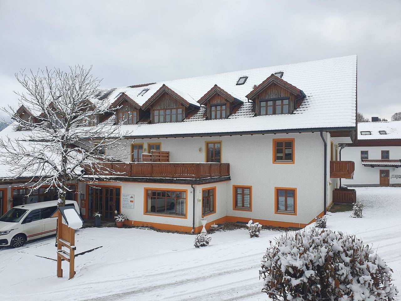 Ferienwohnung "Sonnenzeit" - Ferienwohnung mit großer Südwest-Terrasse & unbegrenztem Osserbad-Zugang in Lohberg, Ostbayern