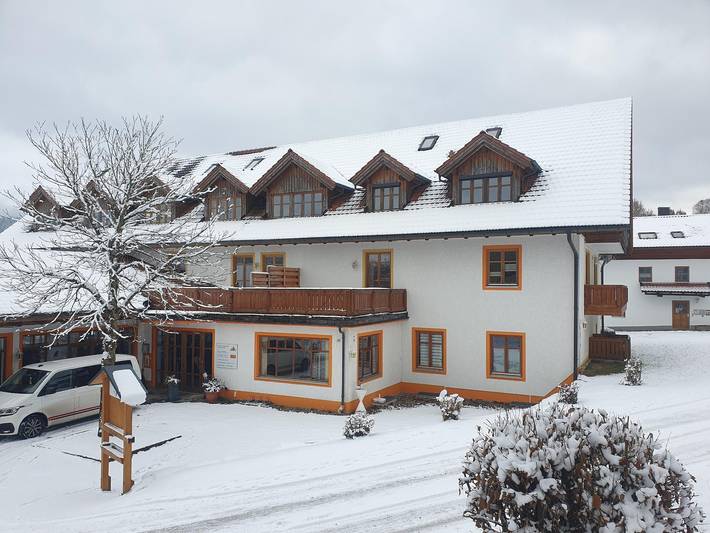 Ganze Wohnung, Ferienwohnung "Sonnenzeit" - Ferienwohnung mit großer Südwest-Terrasse & unbegrenztem Osserbad-Zugang in Lohberg, Ostbayern