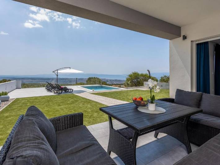 Vakantiehuis voor 8 personen, with Balkon and Terras as well as Zwembad in Crikvenica