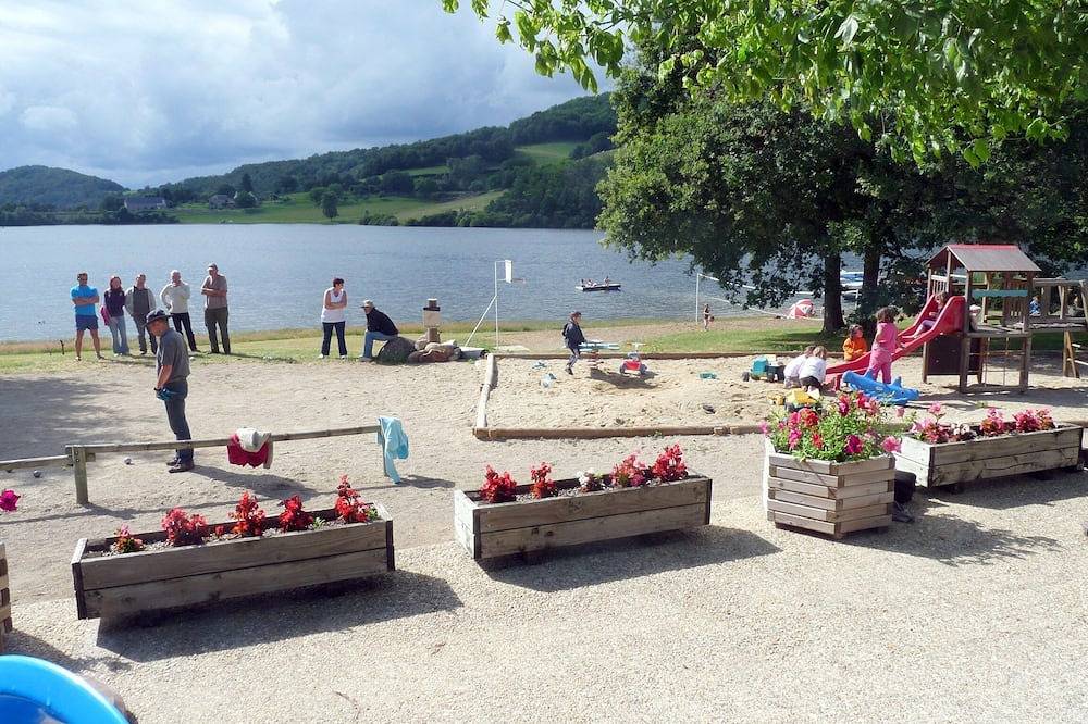 Mobilhome au bord d'un lac pour la pêche, le calme, la nature in Montpeyroux (Midi-Pyrénées), Parc naturel régional de l'Aubrac