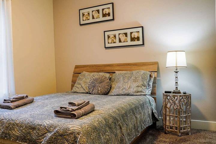 Vacation rental for 18 people, with balcony and hot tub as well as yard in Dallas