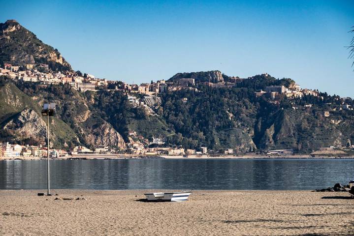 Ganze Wohnung, Ferienwohnung für 4 Personen mit Balkon/Terrasse in Schisò, Giardini-Naxos