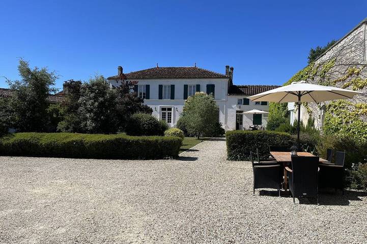 Gîte pour 8 personnes, avec jacuzzi ainsi que jardin et piscine à Chassors