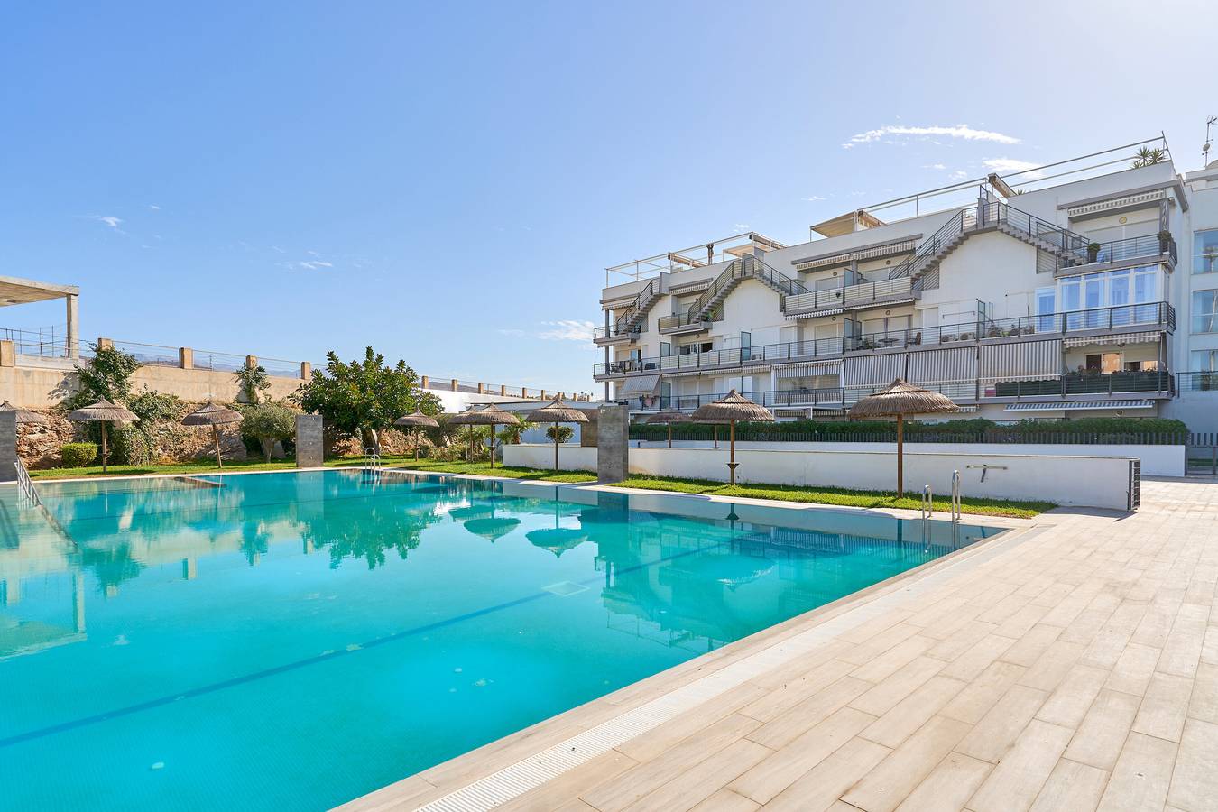 Appartement entier, Appartement 'Vues sur la Mer et la Montagne' avec vue sur la mer, piscine partagée et climatisation in Torrox Costa, Torrox
