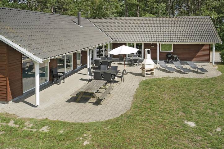 Feriehus for 18 personer, terrasse og hage i tillegg til jacuzzi og sauna - 1