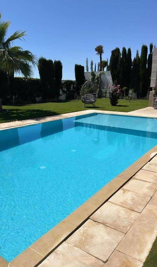 Villa pour 8 personnes, avec jacuzzi et piscine ainsi que sauna et jardin, animaux acceptés