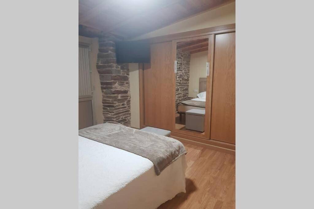 Apartamento entero, Two-Bedroom Apartment in Samos (Lugo), Reserva da Biosfera Ribeira Sacra e Serras do Oribio e Courel